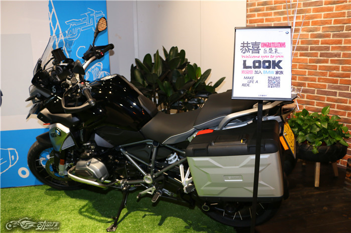 宝马摩托车交付足球界大咖车主区楚良