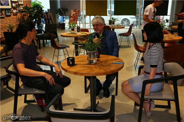 宝马摩托车交付足球界大咖车主区楚良