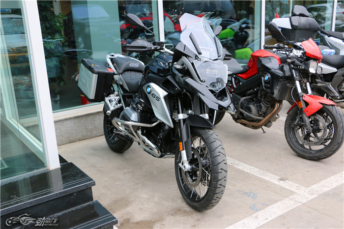 宝马摩托车交付足球界大咖车主区楚良