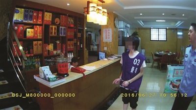 嫌疑人在指认盗窃现场。
