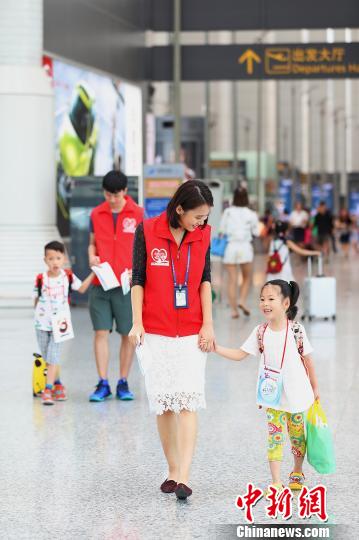 暑期出行高峰邮寄儿童成机场一景线|南航|儿