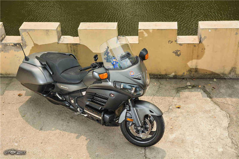 霓虹灯下的魅影 本田金翼F6B评测