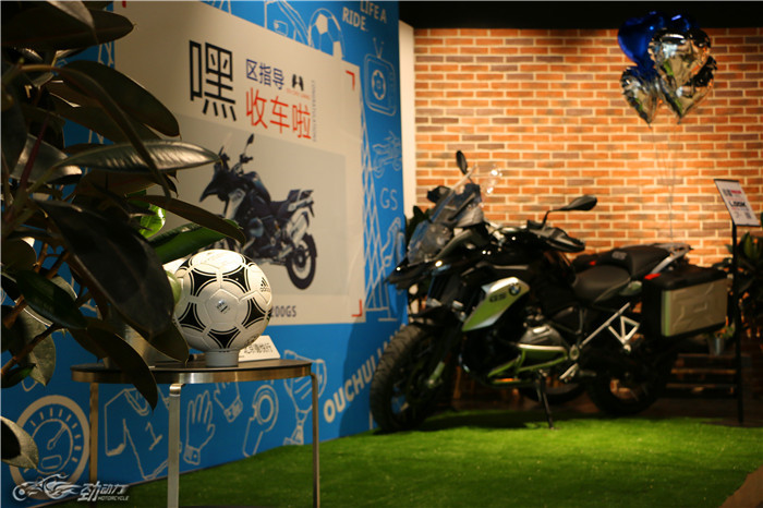 宝马摩托车交付足球界大咖车主区楚良