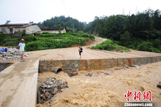河水渐退 王爱平 摄