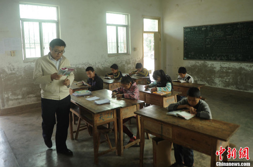 人社部:对乡村教师评定职称制定相对倾斜政策