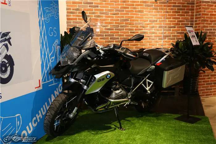 宝马摩托车交付足球界大咖车主区楚良