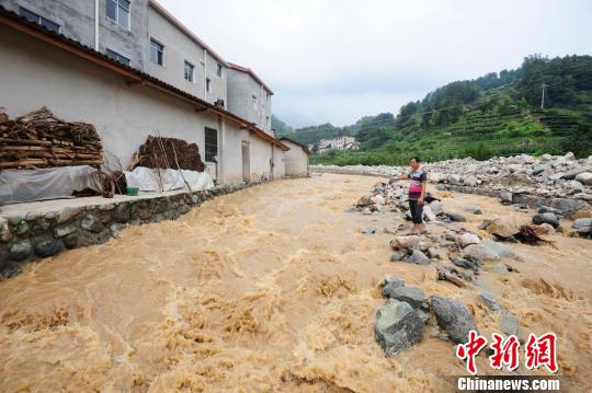 暴雨致河水暴涨 王爱平 摄