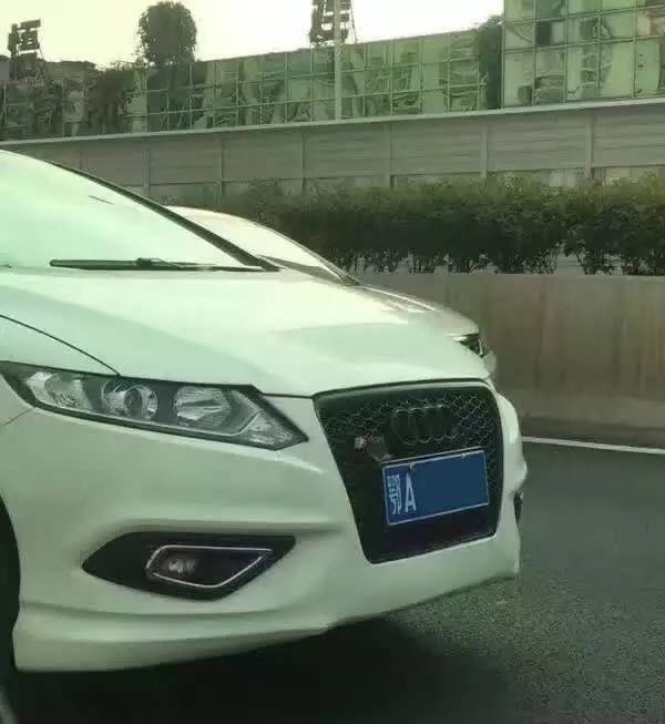 国内道路惊现奥迪RS4 总觉得哪里不对