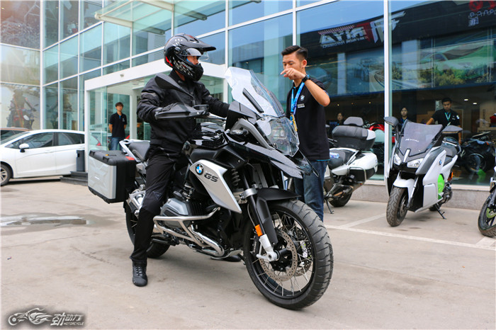 宝马摩托车交付足球界大咖车主区楚良