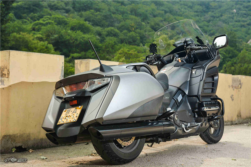 霓虹灯下的魅影 本田金翼F6B评测