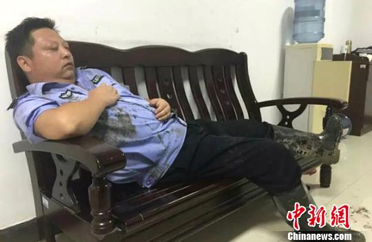 洪水肆虐多地被淹 浙江长兴民警奋力抢险令人