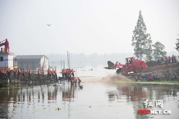 新华垸抢险纪实：奋战45小时堵住溃口 各地驰援抢排渍水