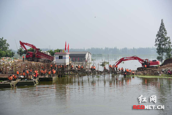 新华垸抢险纪实：奋战45小时堵住溃口 各地驰援抢排渍水