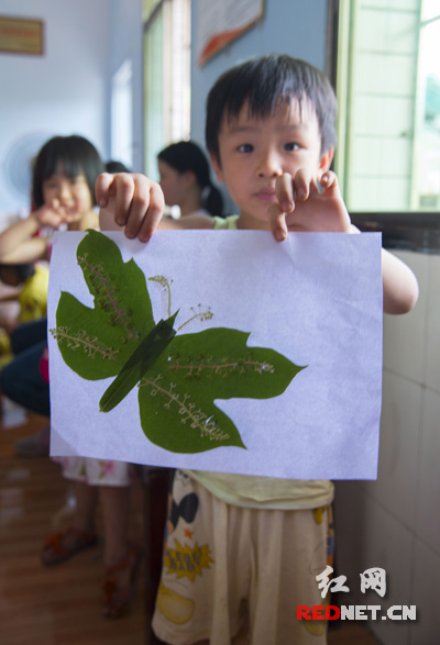 邵阳学院志愿者教孩子用树叶拼接创意图画|志