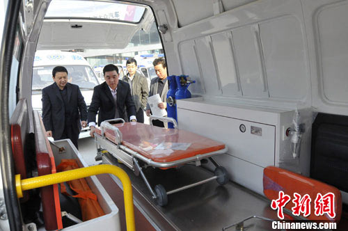 救护车上的担架怎么用120相关负责人：急救人员没有义务帮忙抬担架_https://www.jmylbn.com_新闻资讯_第1张