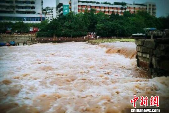 暴雨致河水上涨。 余灵 供图 摄