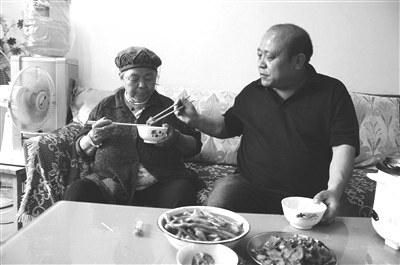 婆媳不和难同住 男子租房藏母养九年|母亲|妻子