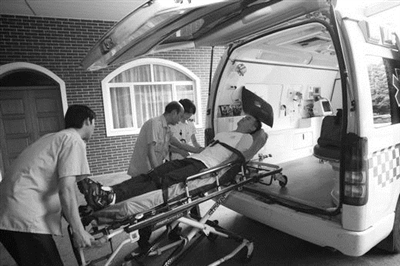 患者急救叫来救护车,担架得自己抬?|患者|担架