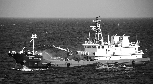 7月14日，“北极号”模拟货船失火后船上人员展开自救。新华社发