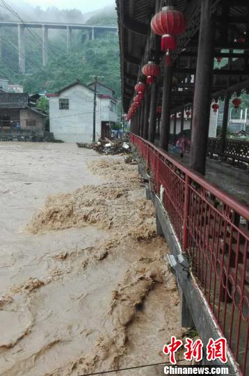 默戎镇苗寨景区遭遇洪灾 网友供图 摄