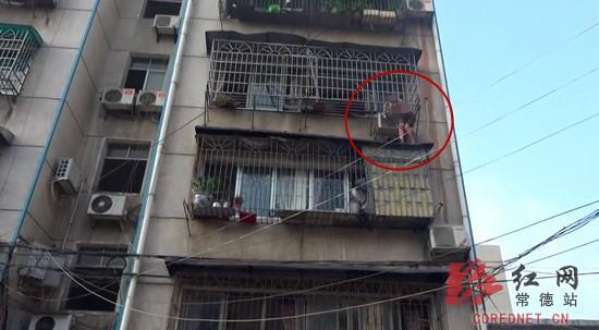 燃气管道爆炸居民被困窗台常德消防架梯救援