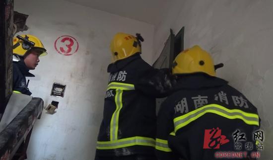 燃气管道爆炸居民被困窗台常德消防架梯救援