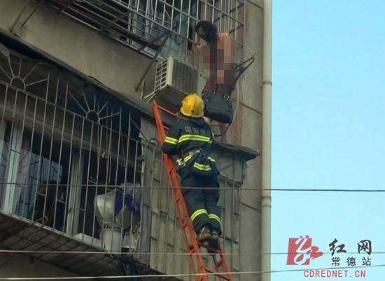 燃气管道爆炸居民被困窗台常德消防架梯救援