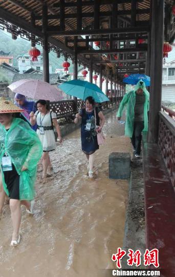 景区游客踏水撤离 网友供图 摄
