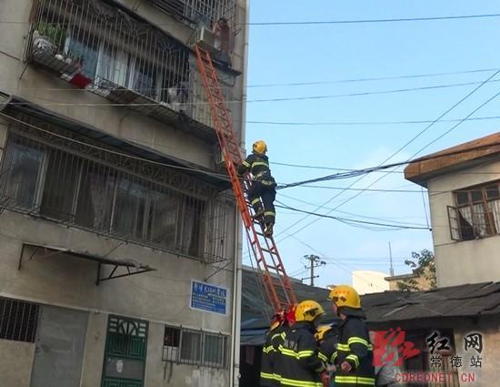 燃气管道爆炸居民被困窗台常德消防架梯救援