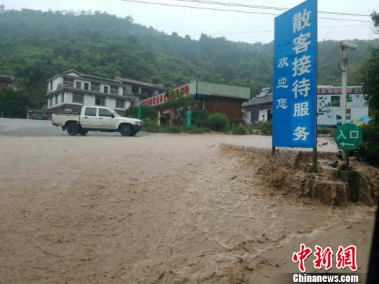 张家界遭遇暴雨袭击，道路被水淹。 杨华峰 摄