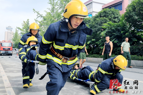 龙山:消防战士和民兵消防员开展夏练三伏训练