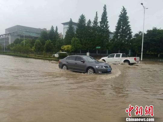 张家界遭遇暴雨袭击，道路被水淹。 杨华峰 摄
