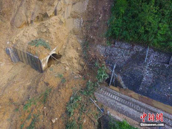 图为被塌方掩埋的铁路。 杨华峰 摄