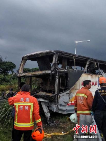 据报道,警消清点车上有26人罹难,包括大陆游客8男16女共24名乘客,“交通部观光局”证实旅客来自辽宁。罹难乘客加上台湾导游、司机总共26人。 中新社记者 刘舒凌 摄