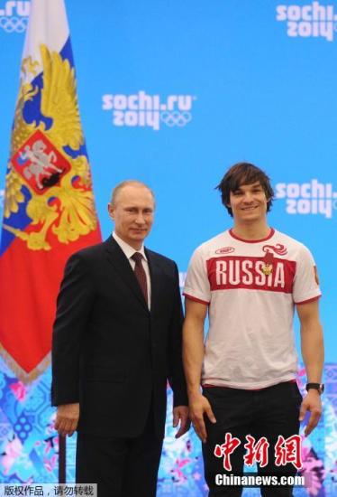 资料图：当地时间2014年2月24日，俄罗斯索契，普京出席俄罗斯功勋运动员颁奖仪式，亲自向冬奥会获奖者授予荣誉。