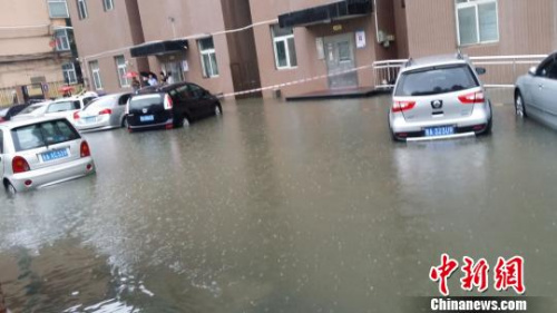 山西太原强降雨天气致多辆汽车被淹 行人举步