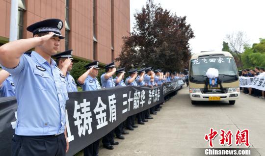 南京千余公安干警悼念因公殉职的年轻民警范飞。 刘昱彤 摄