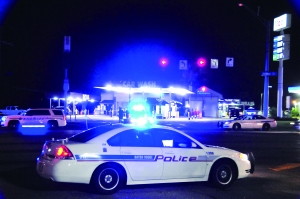7月17日，警车停在美国路易斯安那州首府巴吞鲁日枪击事件现场。新华社发