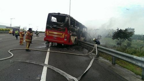 桃园大园主干道2号游览车发生火警,一度传出人员受困。台湾联合新闻网记者曾增勋/摄影