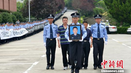 在南京市公安局浦口分局的门口，蜿蜒的队伍迎接范飞“回家”。 刘昱彤 摄