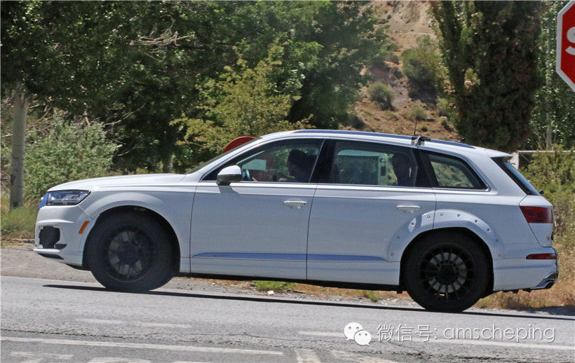 这辆奥迪Q7为什么在街头瞎晃悠