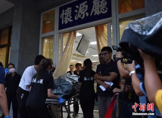 7月19日，一辆载有大陆旅行团的游览车在台湾桃园遭遇严重车祸，致包含24名大陆游客在内的26人罹难。目前，检察官已完成取证，26具罹难者遗体已被送至中坜殡仪馆。 中新社记者 徐冬冬 摄