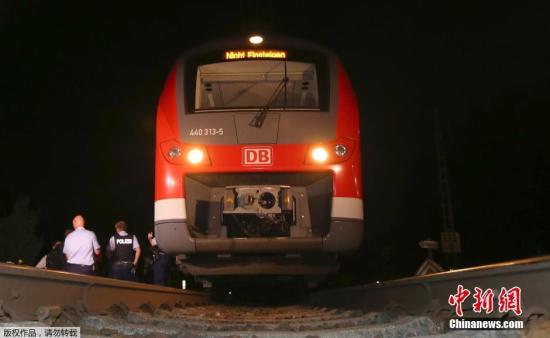 7月18日深夜，在德国南部巴伐利亚州的维尔茨堡市附近，一名男子在一列火车上持斧头砍伤21人警方在对峙行动中出动直升飞机，已将该名阿富汗籍男子击毙。
