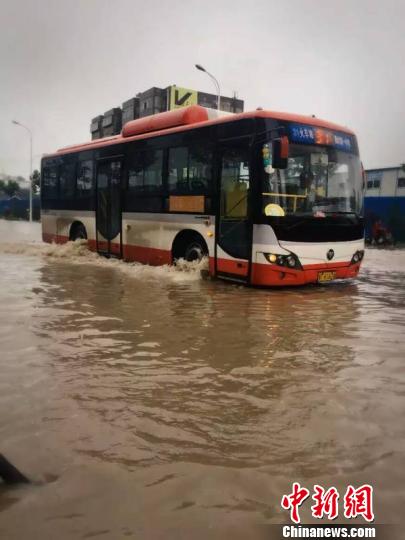 图为20日6时许衡水市桃城区庆丰街开启看海模式。 陈奇献 摄