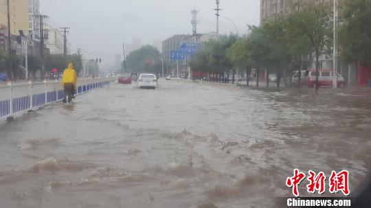 衡水市和平西路积水严重。 崔志平 摄