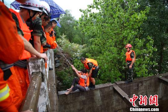 图为济源消防支队官兵救助被困人员。 李宁 摄