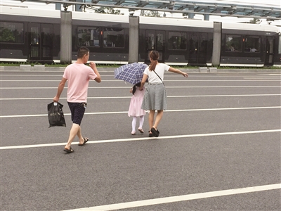 河西儿童医院门前 孩子过马路要与车赛跑|医