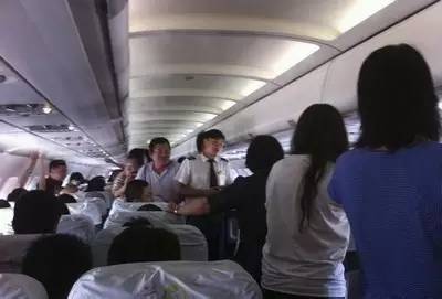 争议 | 85岁老人坐飞机死亡谁之过?乘客称机组