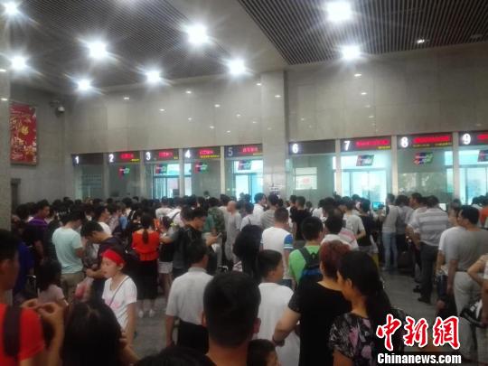 受京津冀暴雨影响 徐州站和徐州东站列车出现