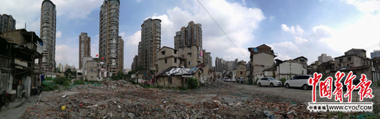 7月19日，上海普陀区武宁路光复西路光复里小区，原本的棚户区在历经了两年多的拆迁后，变成了一片建筑垃圾堆放场。中国青年报·中青在线记者 王烨捷 周凯/文并摄